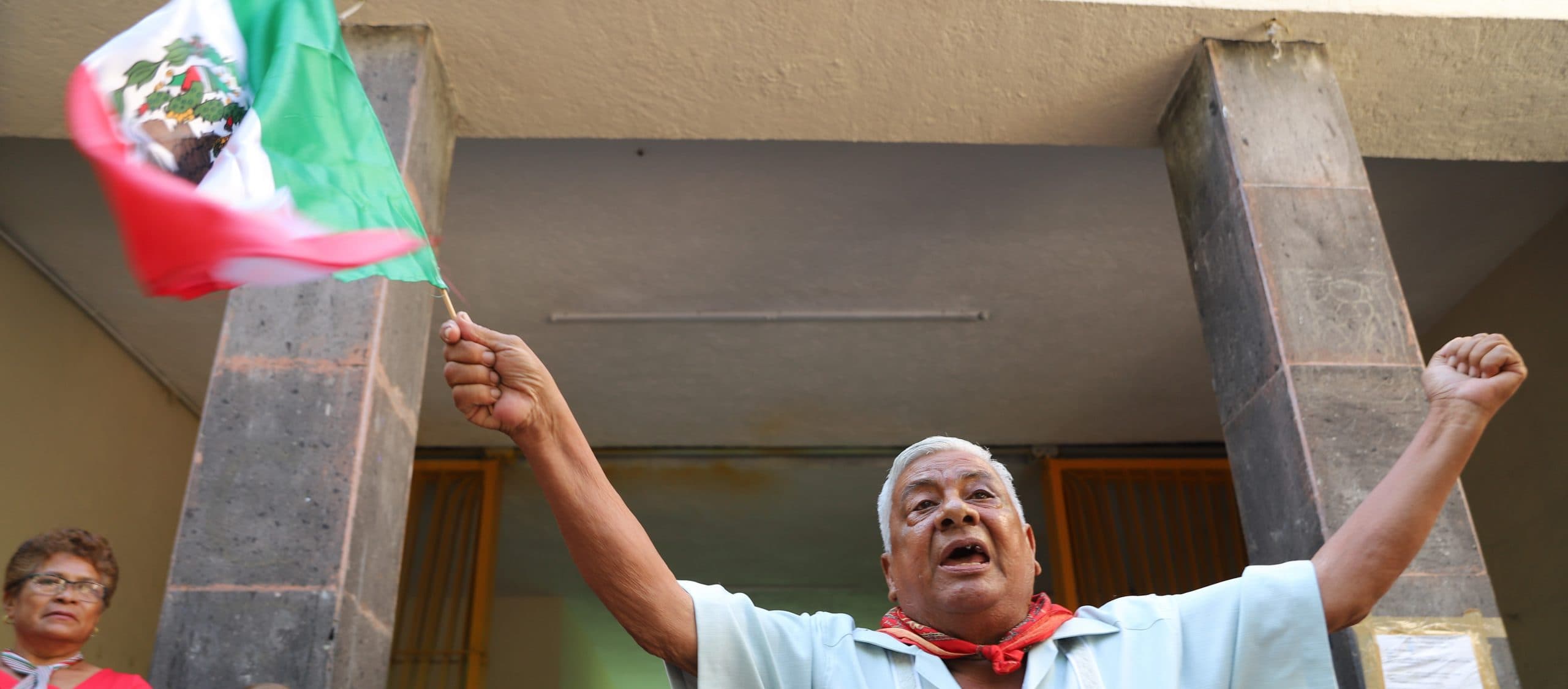 Un jubilado del ayuntamiento municipal de Acapulco, Guerrero, durante el tradicional Grito de septiembre • Foto: Bernandino Hernández/Cuartoscuro