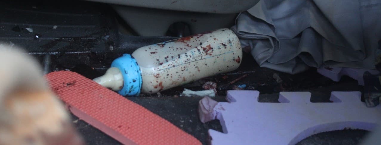 En el lugar del ataque aún pueden observarse los vehículos calcinados y restos de las víctimas • Foto: Nacho Ruiz/Cuartoscuro