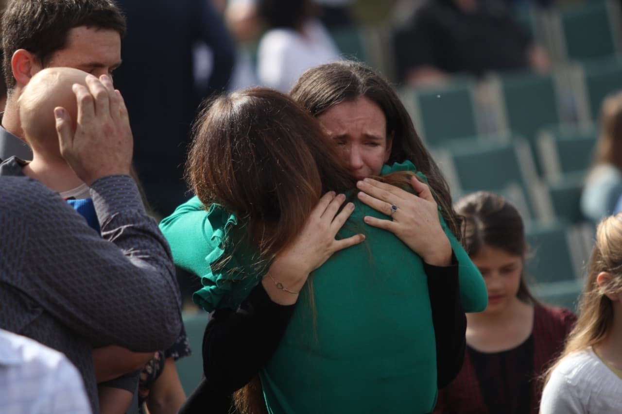 Integrantes de la familia LeBarón y Langford, durante los funerales de los nueve asesinados en Sonora • Foto: Nacho Ruiz/Cuartoscuro