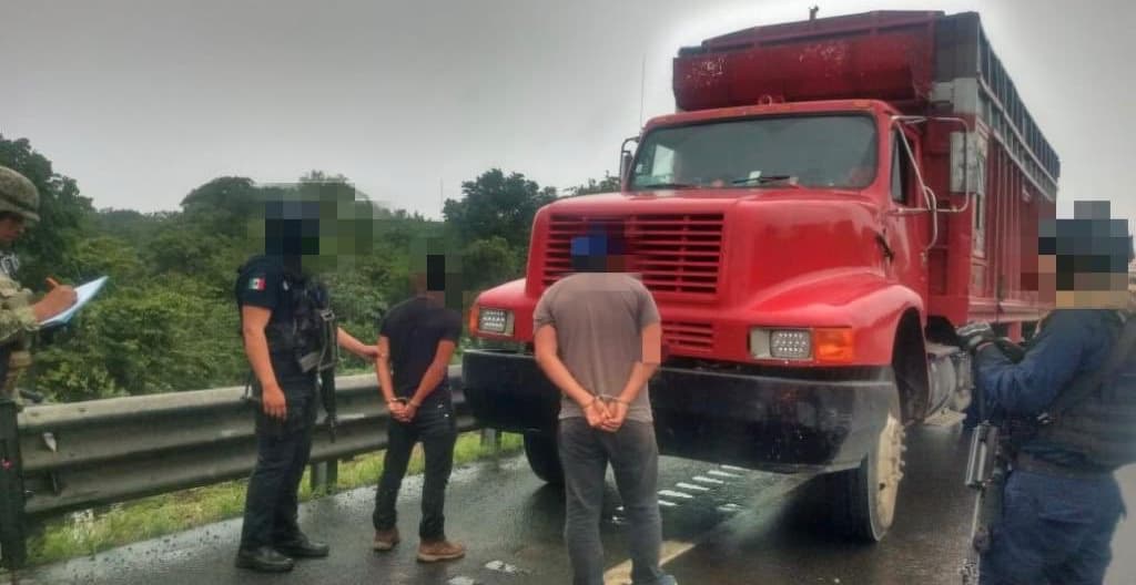 Las personas de origen extranjero quedaron bajo resguardo del Instituto Nacional de Migración • Foto: SSP Veracruz