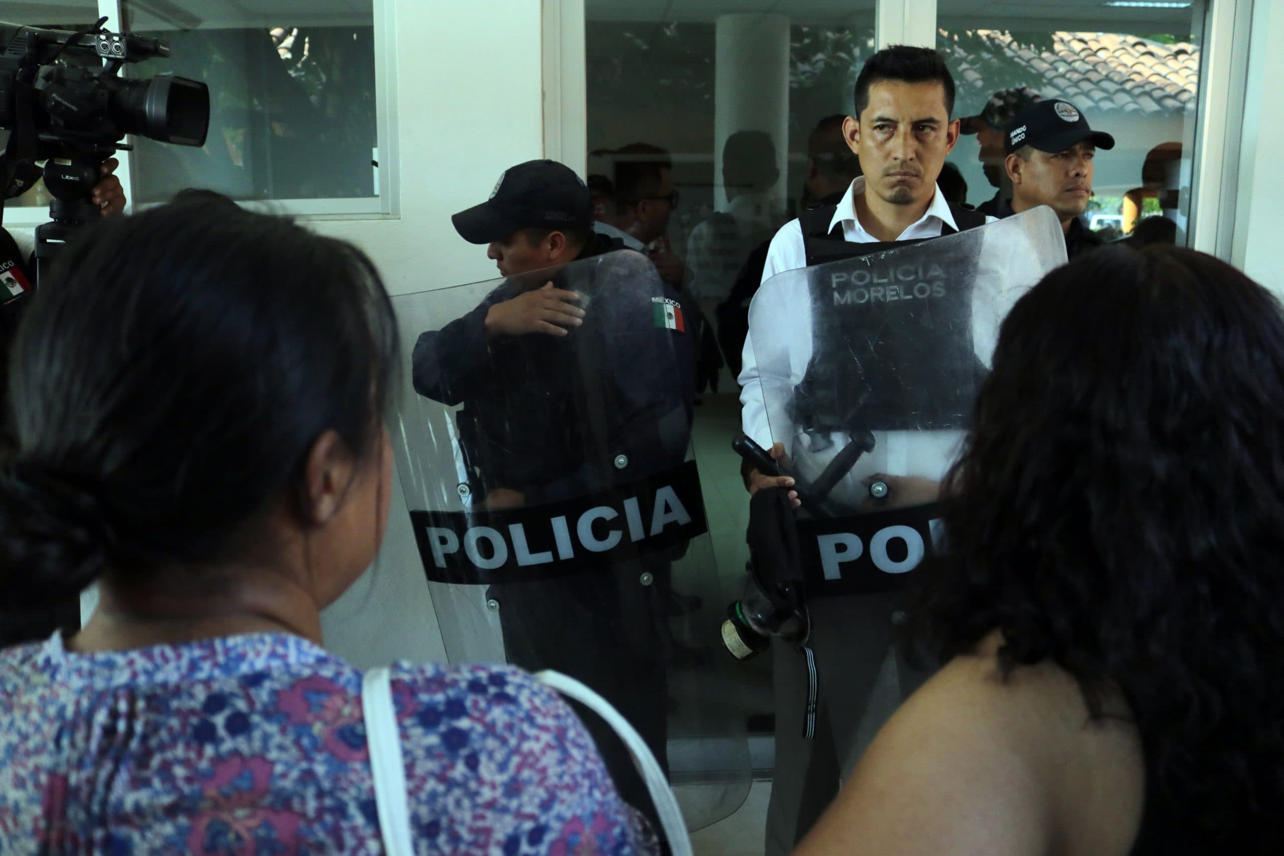 Elementos de Policía de Morelos, de la Guardia Nacional y de la Fiscalía estatal se trasladaron al penal para controlar la situación mientras familiares exigían informes • Foto: Margarito Pérez/Cuartoscuro