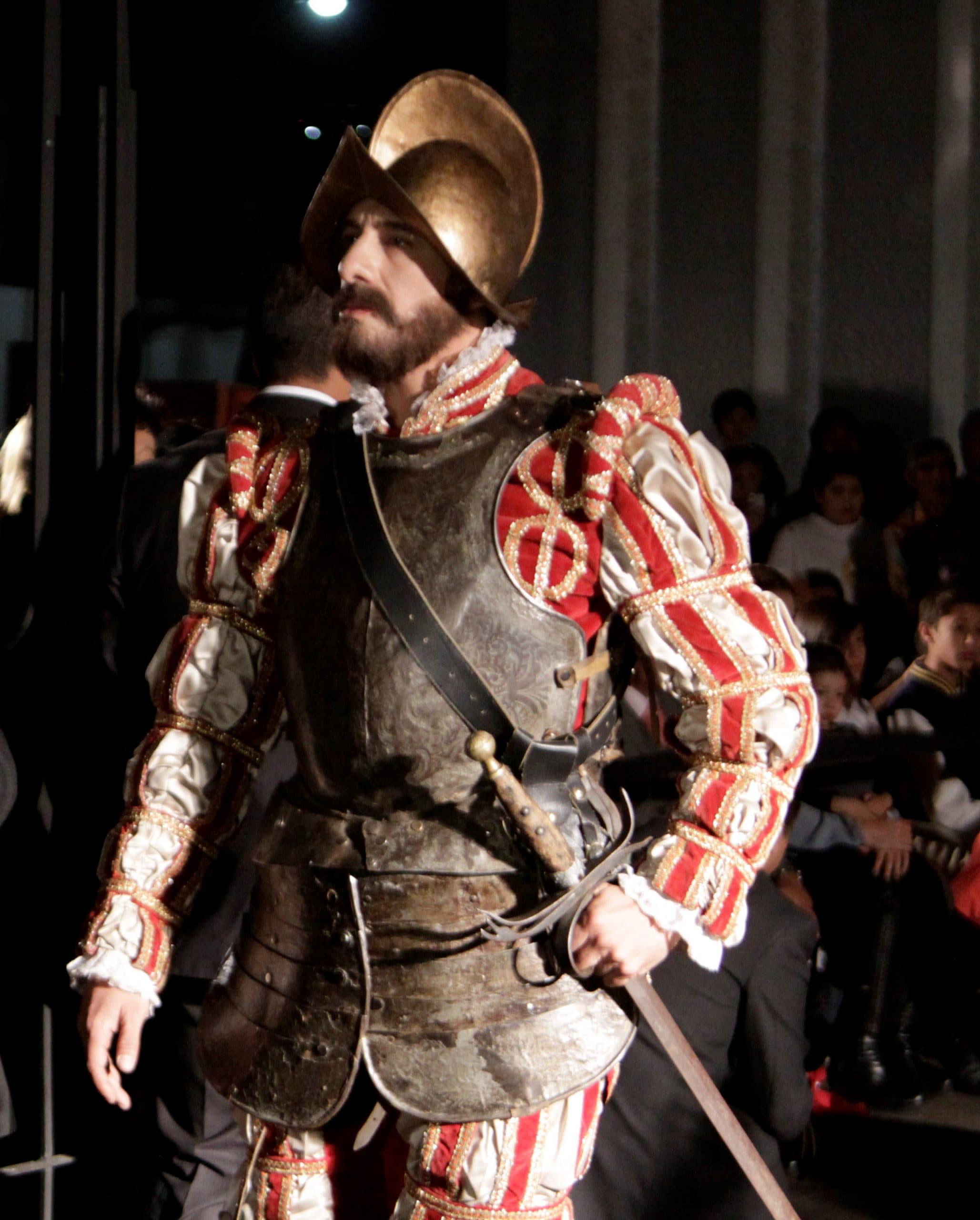 Un actor interpreta a Hernán Cortés durante una recreación de la llamada Noche Triste en 2013 en la Ciudad de México • Foto: Archivo/Cuartoscuro