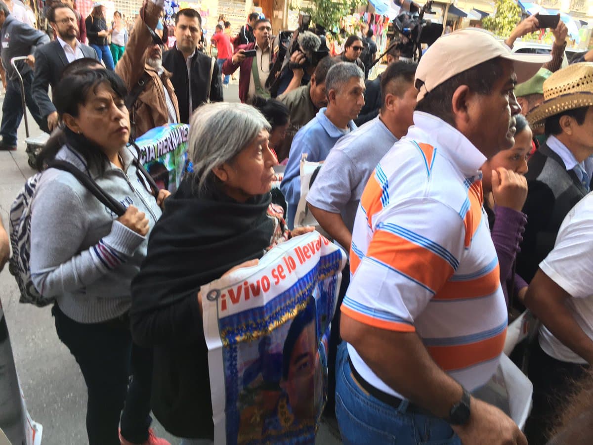 Familiares de los estudiantes desaparecidos dieron hasta el 9 de enero para que autoridades consignen a funcionarios que hicieron mal la investigación • Foto: Centro Prodh