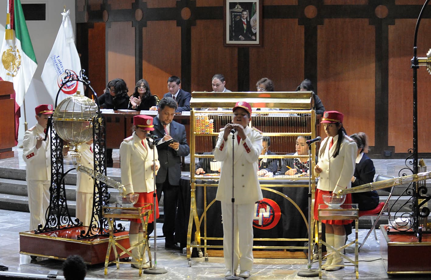 Los "niños gritones" durante el sorteo superior por el 99 aniversario de la Constitución de 1917, celebrado en 2016 • Foto: Archivo/Cuartoscuro