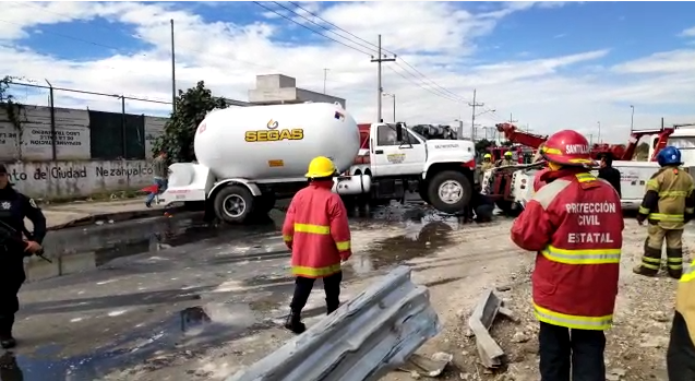 Personal de Protección Civil resguarda la zona durante las maniobras • Foto: Tomada del Twitter del Sistema de Radio y Televisión Mexiquense