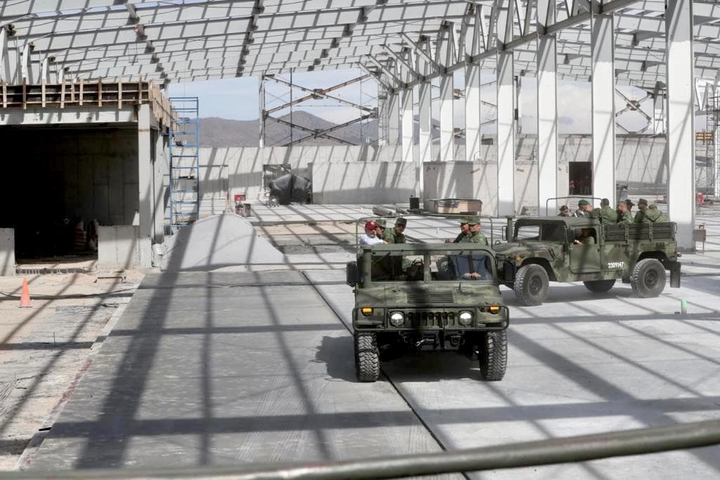 El presidente Andrés Manuel López Obrador, durante un recorrido este viernes por la fábrica de La Célula • Foto: Presidencia de la República