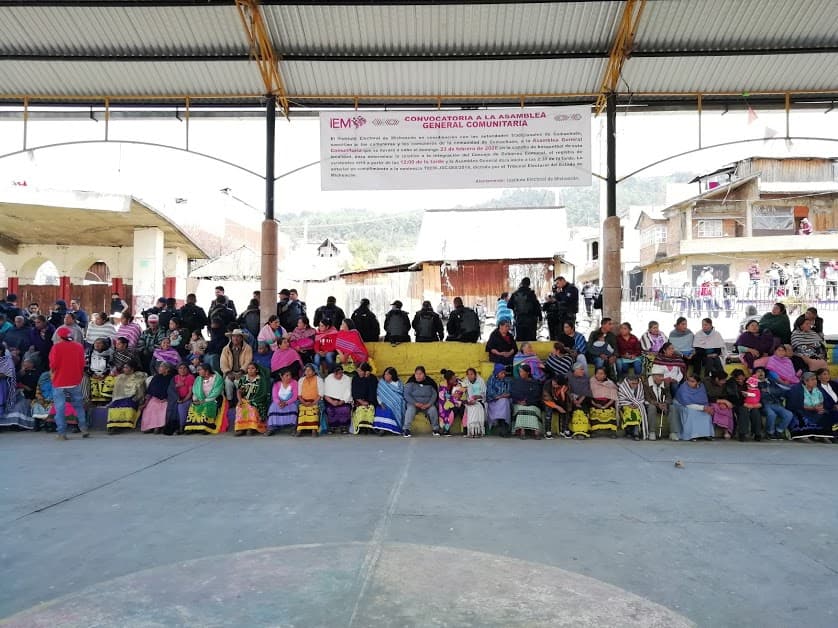 Este domingo, comuneros indígenas de Comachuén, un pueblo ubicado en la región purépecha de Michoacán, eligieron a un nuevo Concejo de Gobierno luego de que el anterior fue violentado e intimidado por operadores de los partidos políticos. - Foto: Maurizio Montes de Oca