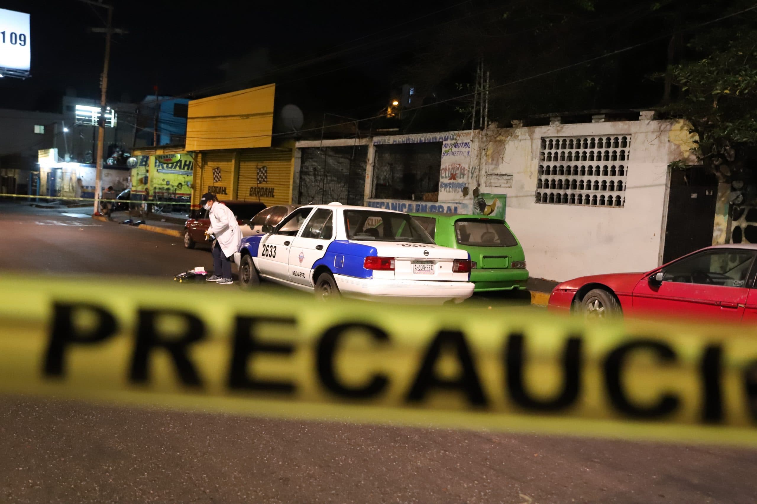 Peritos analizan el lugar en donde fue encontrado un taxi con el cuerpo de la mujer en la cajuela, en abril de este año • Foto: Bernandino Hernández/Cuartoscuro