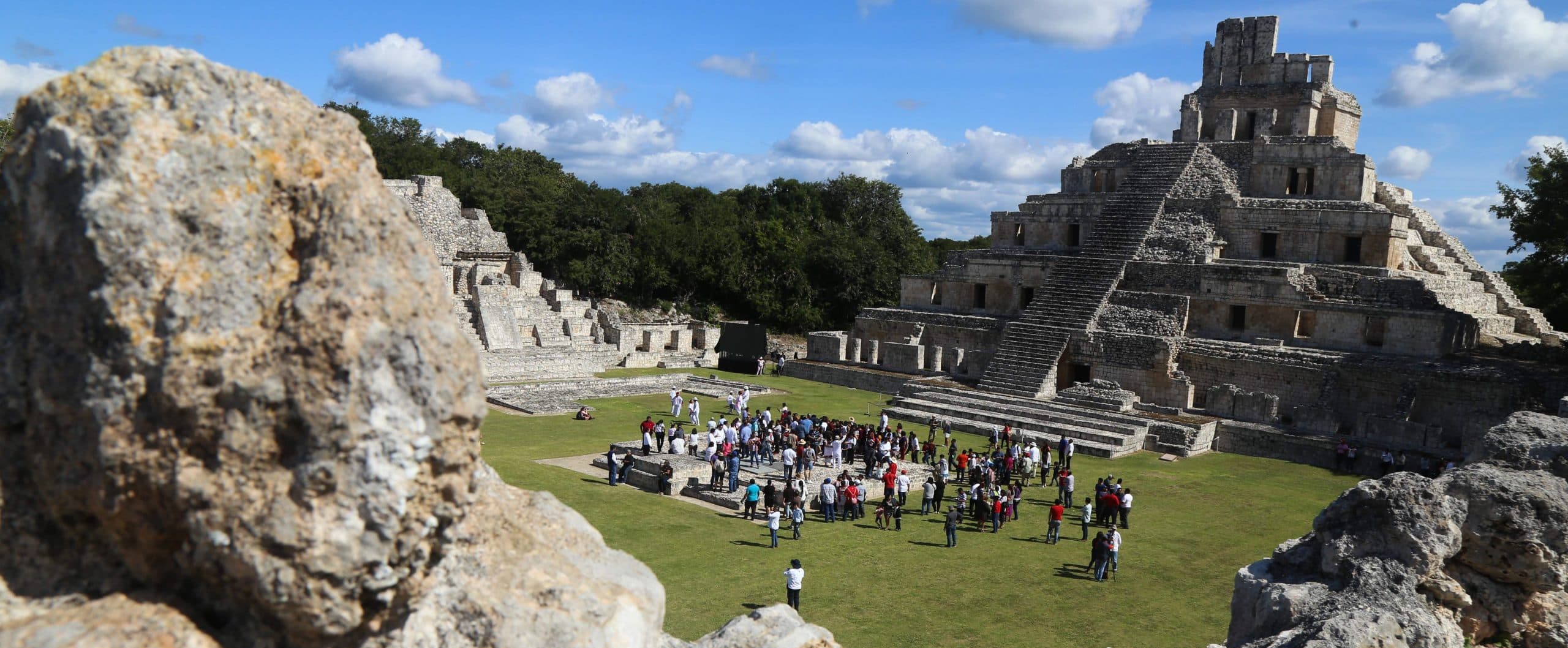 Organizaciones mayas en una ofrenda para pedir permiso a los dioses del monte para emprender el Proyecto del Tren Maya, en diciembre de 2018 • Foto: Martín Zetina/Cuartoscuro.