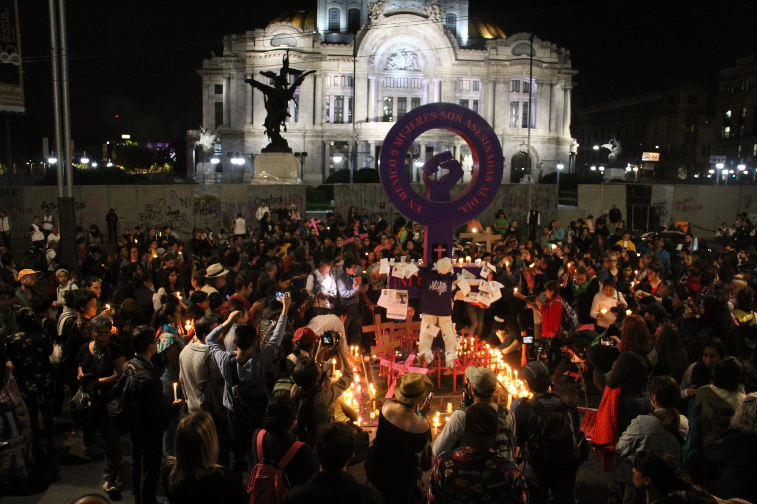 Manifestantes en el antimonumento contra los feminicidios, situado frente a Bellas Artes • Foto: Rogelio Morales/Cuartoscuro
