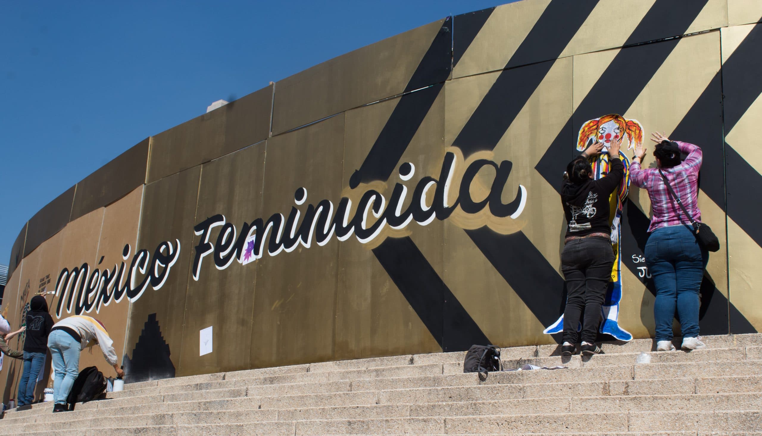 Un grupo de feministas intervinieron este domingo el tapiado del Ángel de la Independencia • Foto: Magdalena Montiel/Cuartoscuro