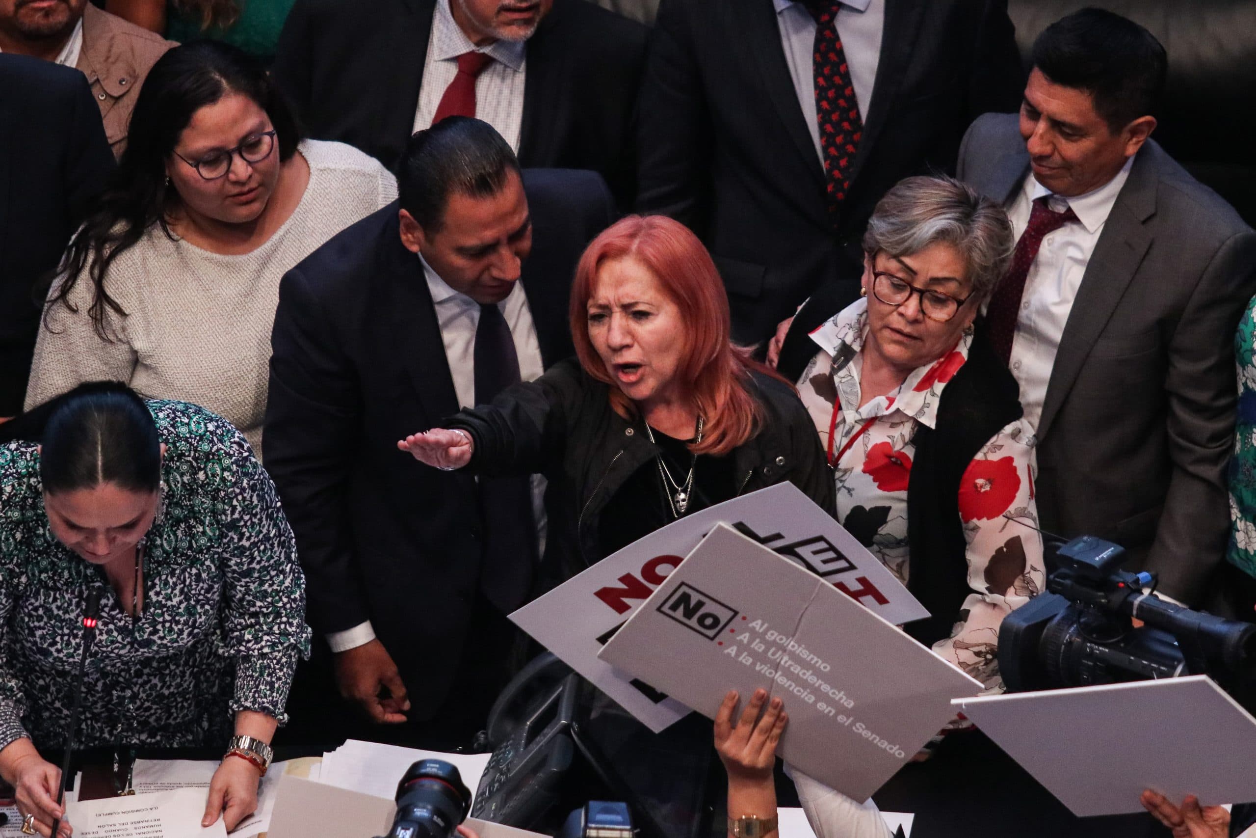 Rosario Piedra Ibarra juramentó como nueva ombudsperson para los próximos cinco años entre gritos y jaloneos de los senadores, en una larga sesión en que se rechazaron las cinco mociones al procedimientos presentadas • Foto: Galo Cañas/Cuartoscuro