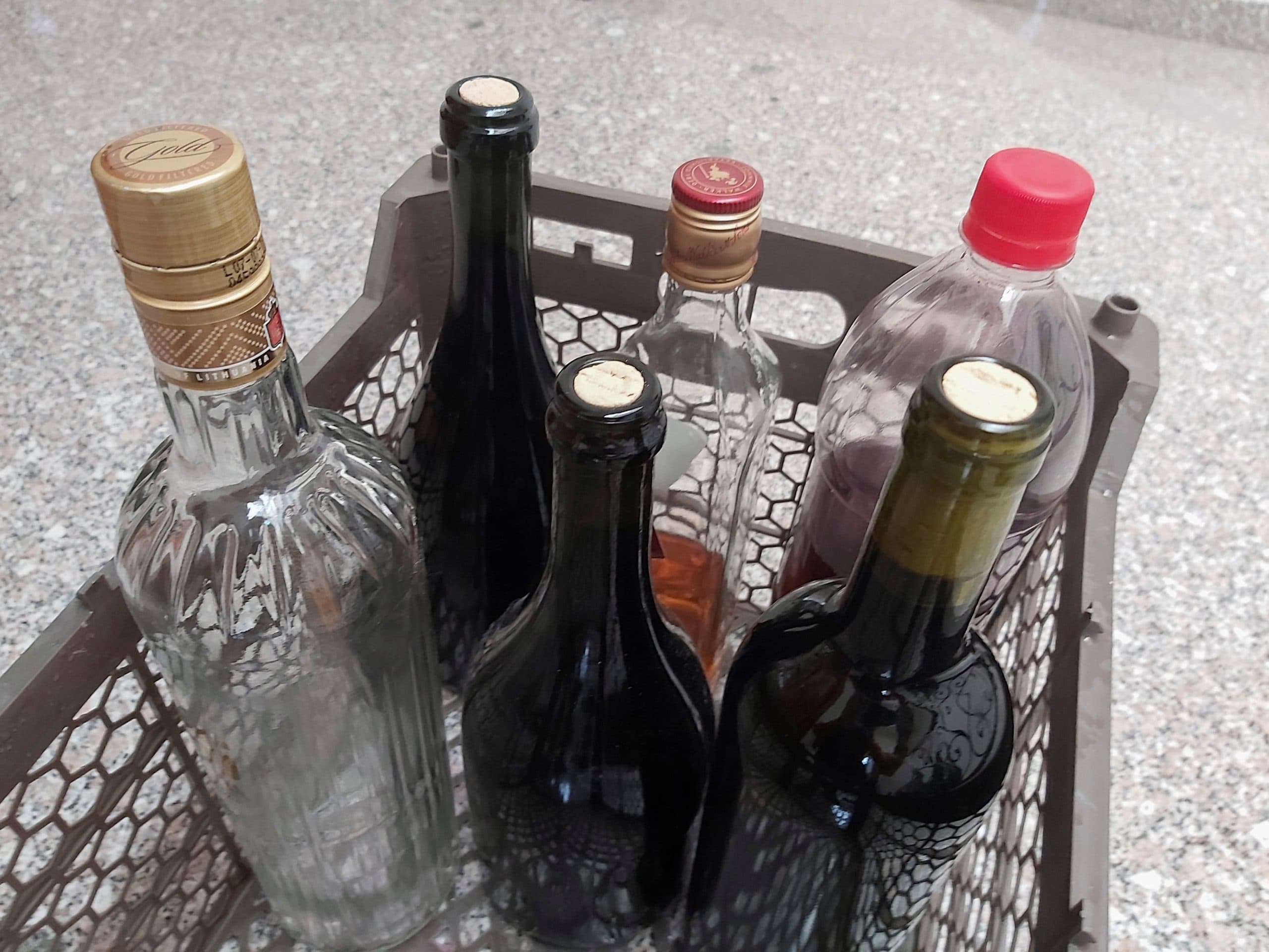 Botellas de alcohol en carro de supermercado - Foto: EFE