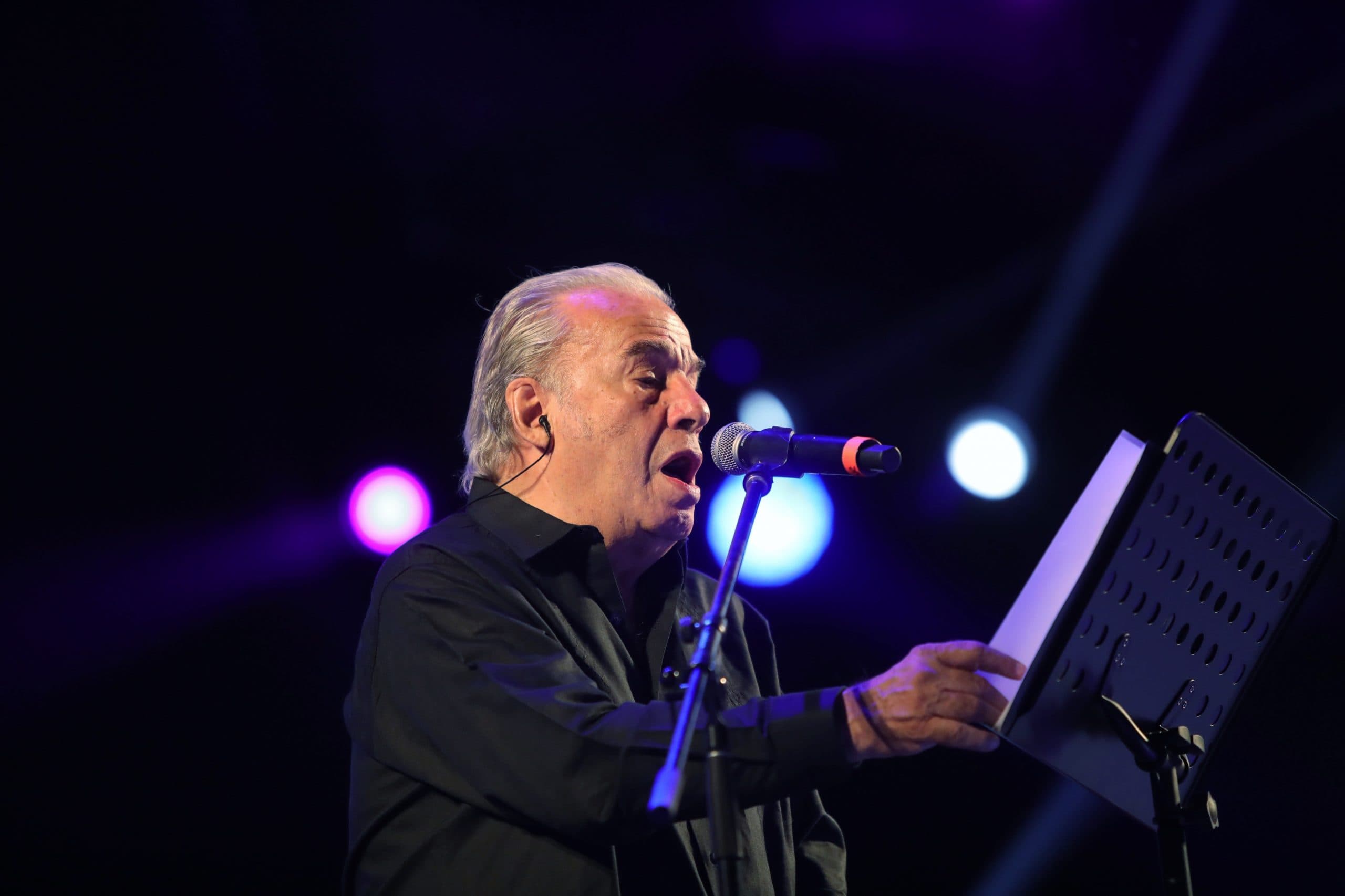 El cantante mexicano Óscar Chávez ofrece un concierto durante la vigésima edición del Festival Vive Latino en la CDMX. Foto: EFE