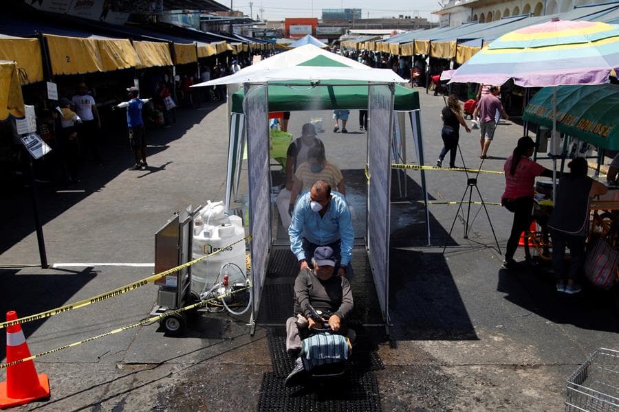 Túnel sanitario como medida preventiva ante el COVID-19 en un mercado de Guadalajara, Jalisco. Foto:EFE