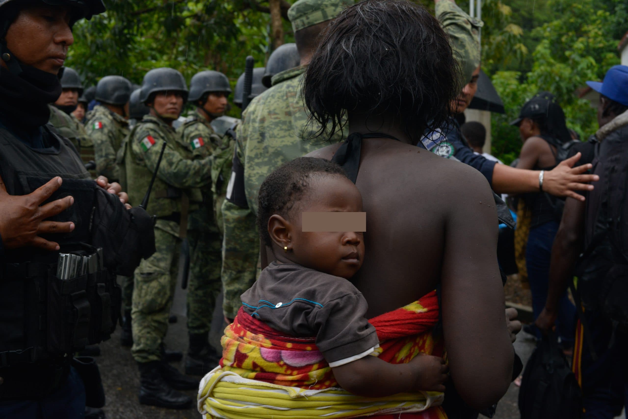 Migrantes detenidos por la Guardia Nacional, cuando iban en caravana rumbo a Cdmx en octubre pasado • Foto: Isabel Mateos/Cuartoscuro