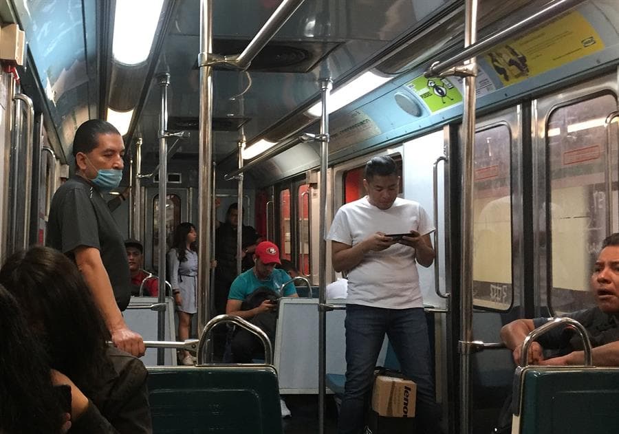 Usuarios del Metro de la CDMX en tiempos del coronavirus - Foto: EFE