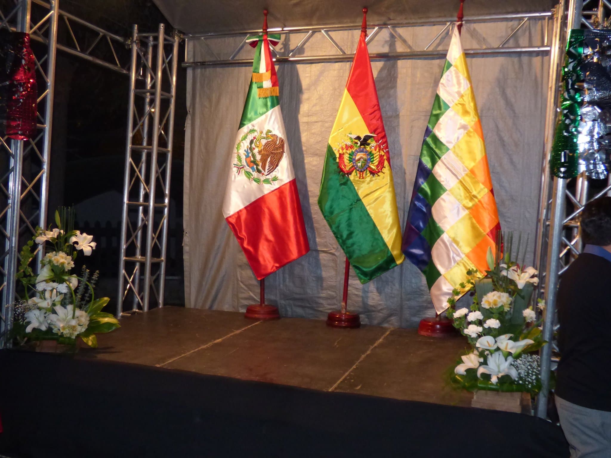 Las banderas de México y Bolivia, además de la whipala, durante la ceremonia del Grito en La Paz, en septiembre pasado • Foto: @EmbaMexBol