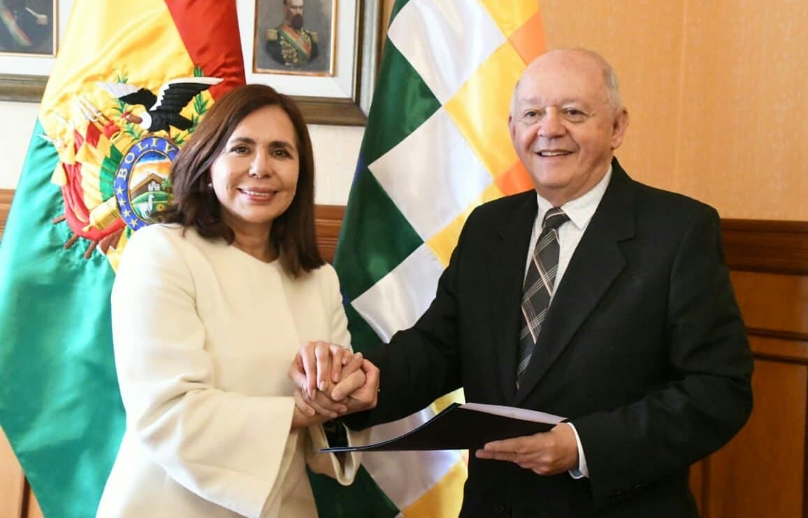 La actual canciller Karen Longaric Rodríguez "posesionó" a Walter Oscar Serrate como embajador en Misión Especial ante la Casa Blanca • Foto: Cancillería de Bolivia