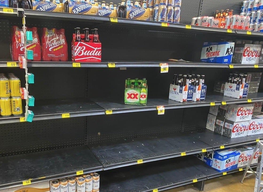 Los estantes de cerveza en los supermercados quedaron vacíos - Foto: @estado21_