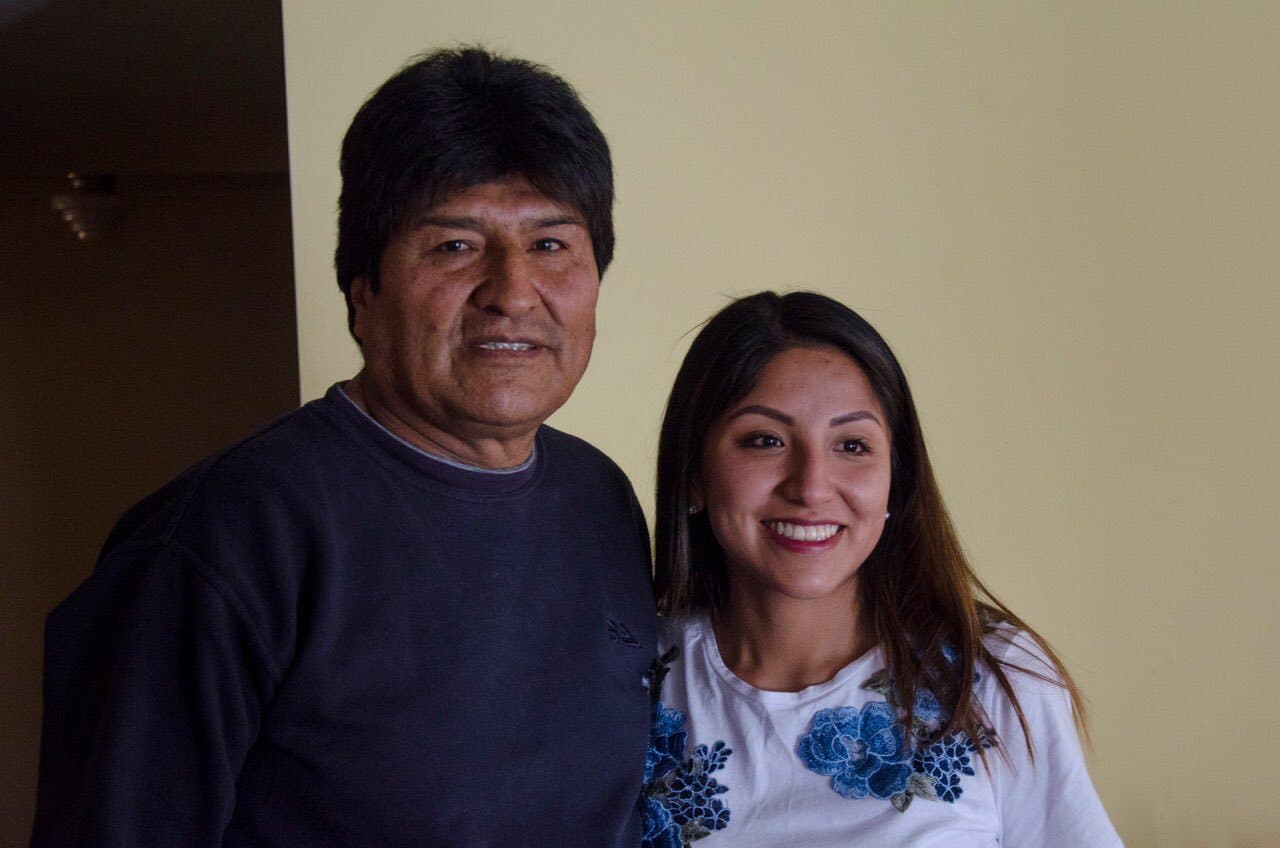 Evaliz junto a su padre, el expresidente de Bolivia Evo Morales, en una foto publicada en su Twitter @evaliz18