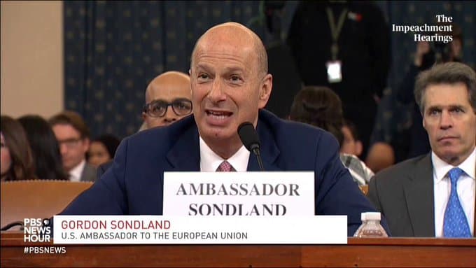 El embajador estadunidense ante la UE, Gordon Sondland, compareció en una de las audiencias más esperadas de la semana dentro de la investigación para abrir un juicio político al presidente Trump • Foto: PBS News Hour