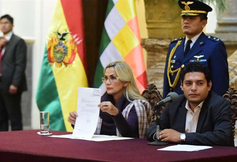 La presidenta interina de Bolivia, Jeanine Áñez junto con su ministro de Justicia, Álvaro Coimbra, realizaron el anuncio desde el Palacio Quemado • Foto: Presidencia de Bolivia