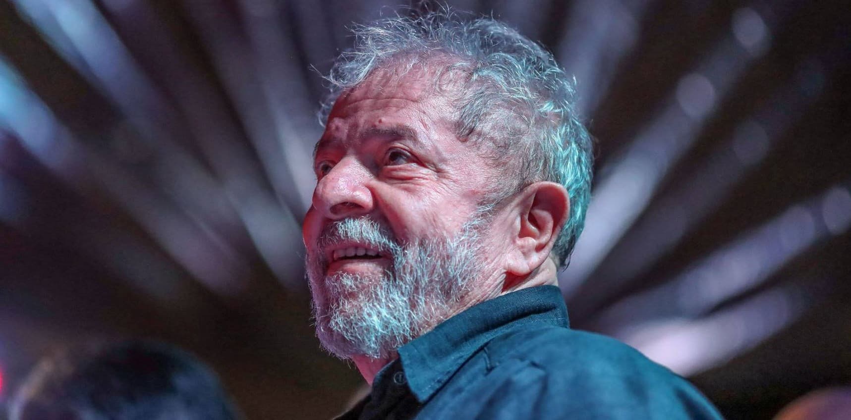 Una multitud de seguidores esperó la salida del expresidente brasileño, de las instalaciones de la Policía Federal • Foto: Dilma.com.br