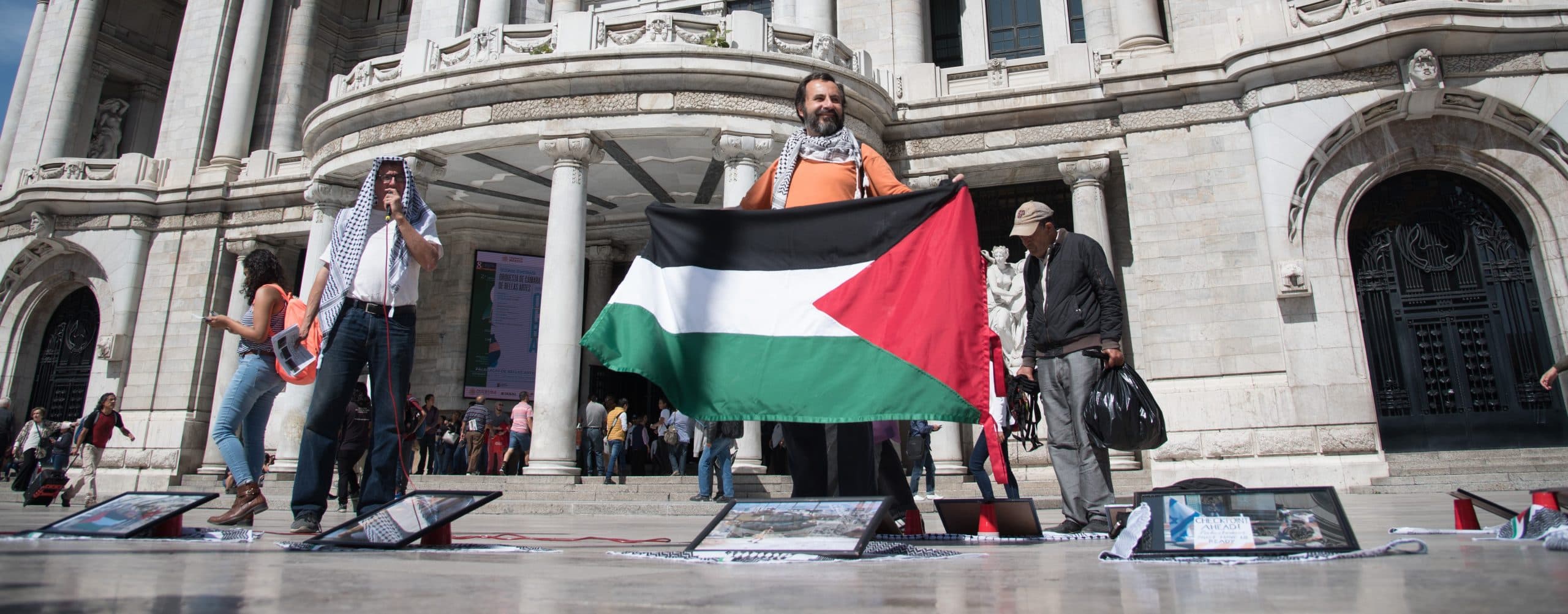 Integrantes del Movimiento de Solidaridad con Palestina protestaron en la entrada del Palacio de Bellas Artes • Foto: Mario Jasso/Cuartoscuro