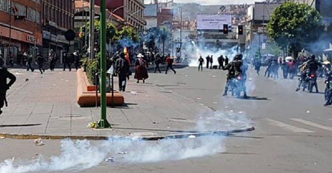 La manifestación de vecinos de Senkata y familiares de las víctimas fallecidas el pasado martes salió por la mañana rumbo a La Paz • Foto: @LaRazon_Bolivia