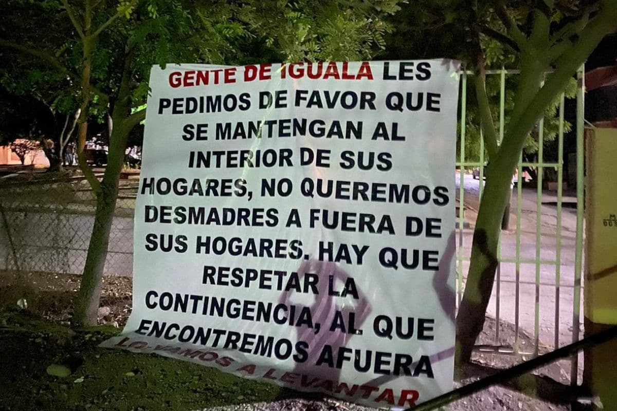 Estos mensajes aparecieron en varios lugares de Iguala, Guerrero. Foto: Twitter @AENoticias1