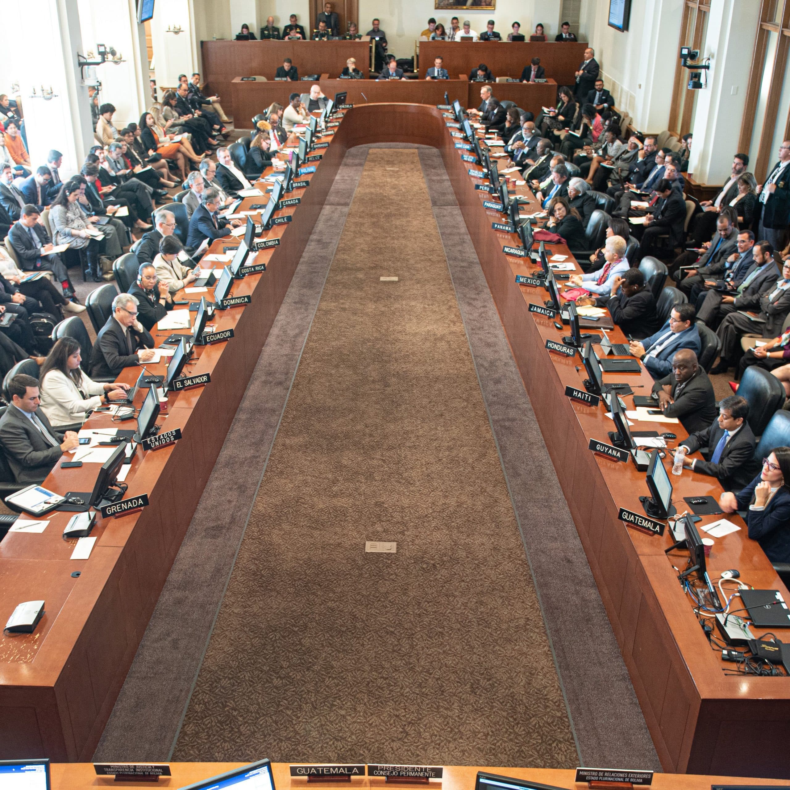 Los representantes de los 34 países que conforman la OEA, durante la reunión extraordinaria de este martes • Foto: @OEA_oficial
