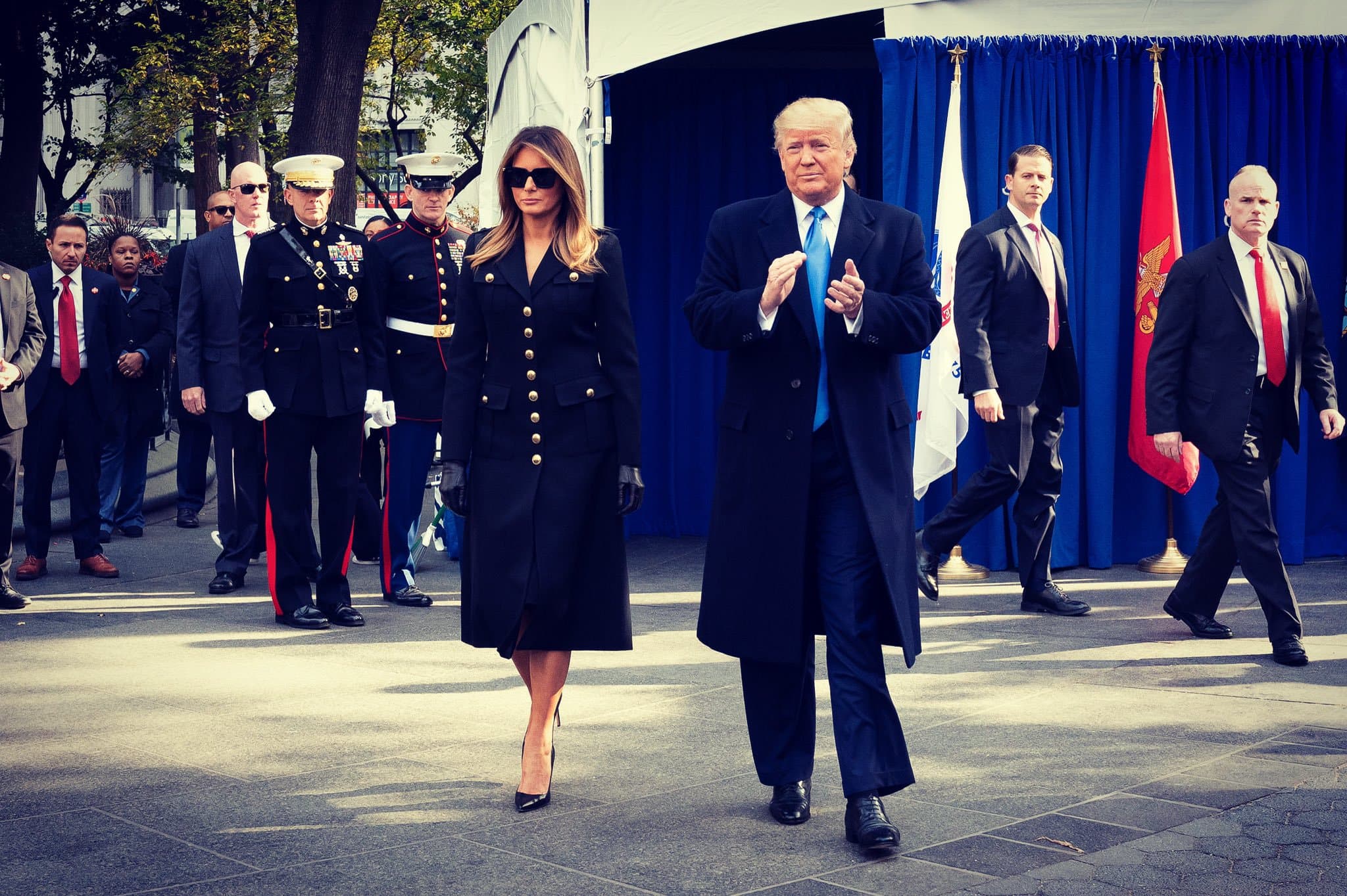 El presidente Donald Trump y su esposa Melania en la ceremonia en honor del Día del Veterano • Foto: @FLOTUS