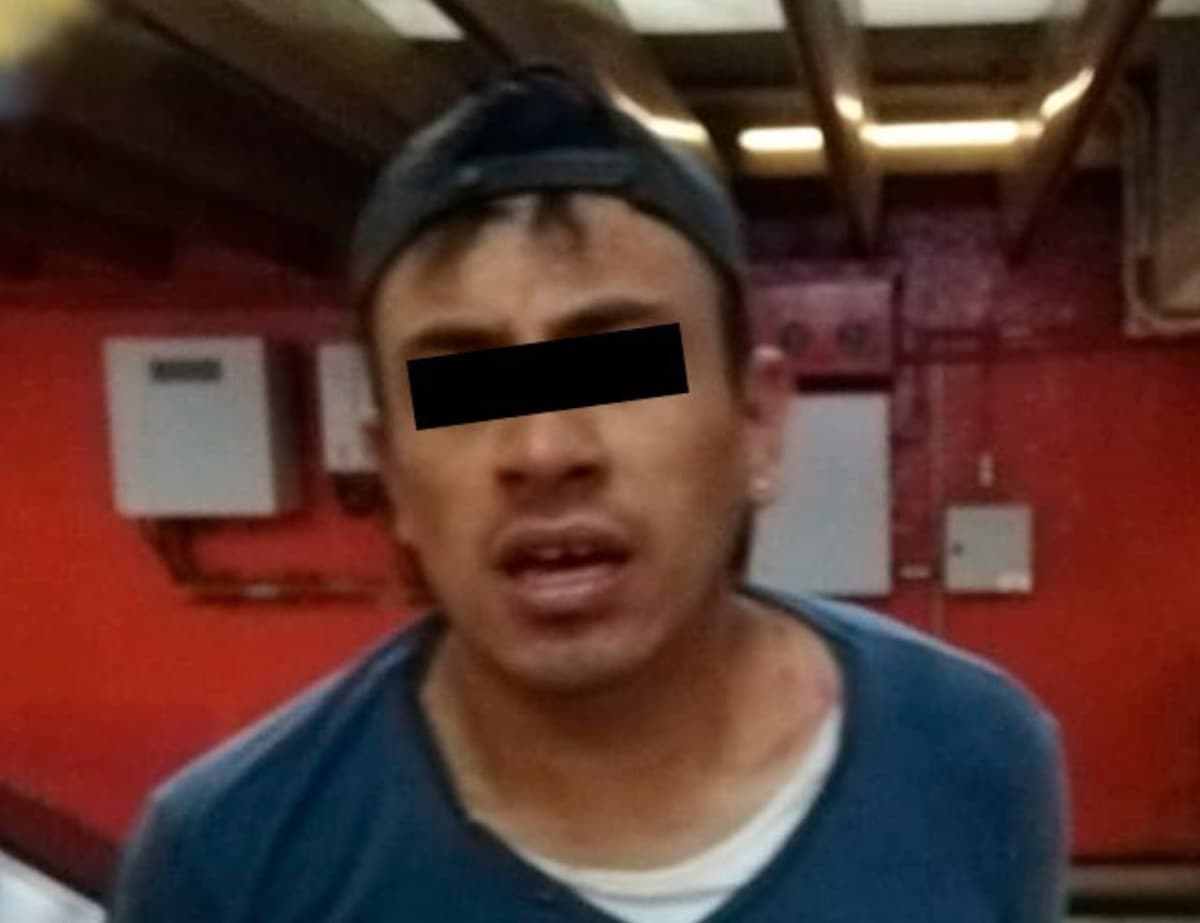 Hombre que fue detenido por negarse a usar cubrebocas en el Metro. Foto: SSC CDMX