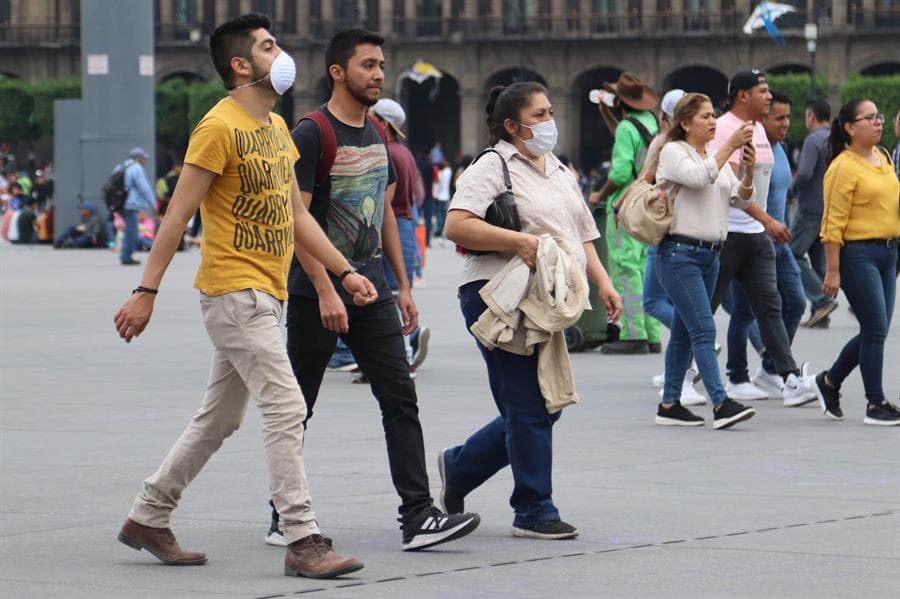 Personas caminan en calles de la CDMX durante la pandemia de coronavirus. Foto: EFE