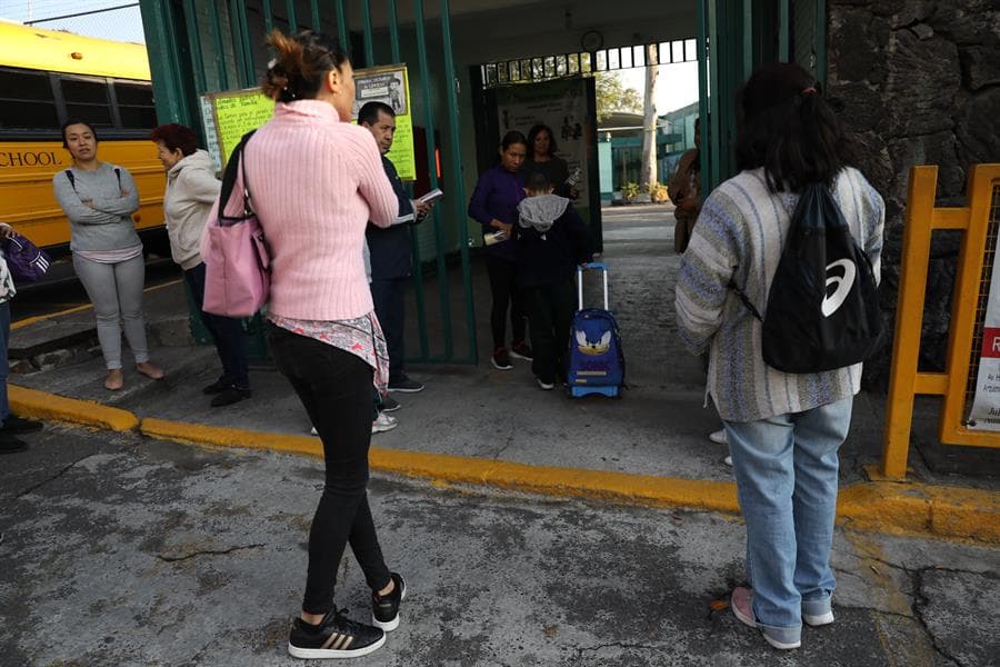 Padres de familia y alumnos en una escuela de la Ciudad de México. Foto: EFE