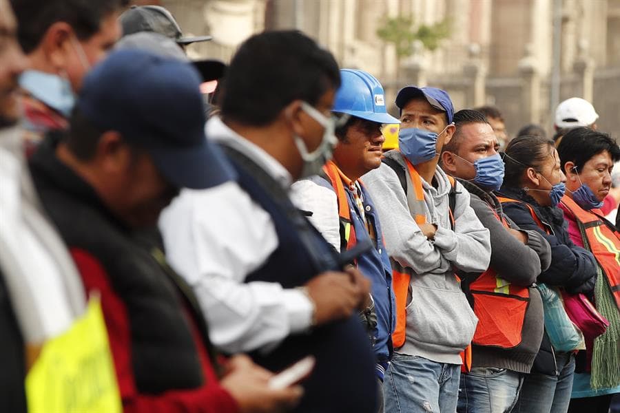 Trabajadores de la construcción en Palacio Nacional. Foto: EFE