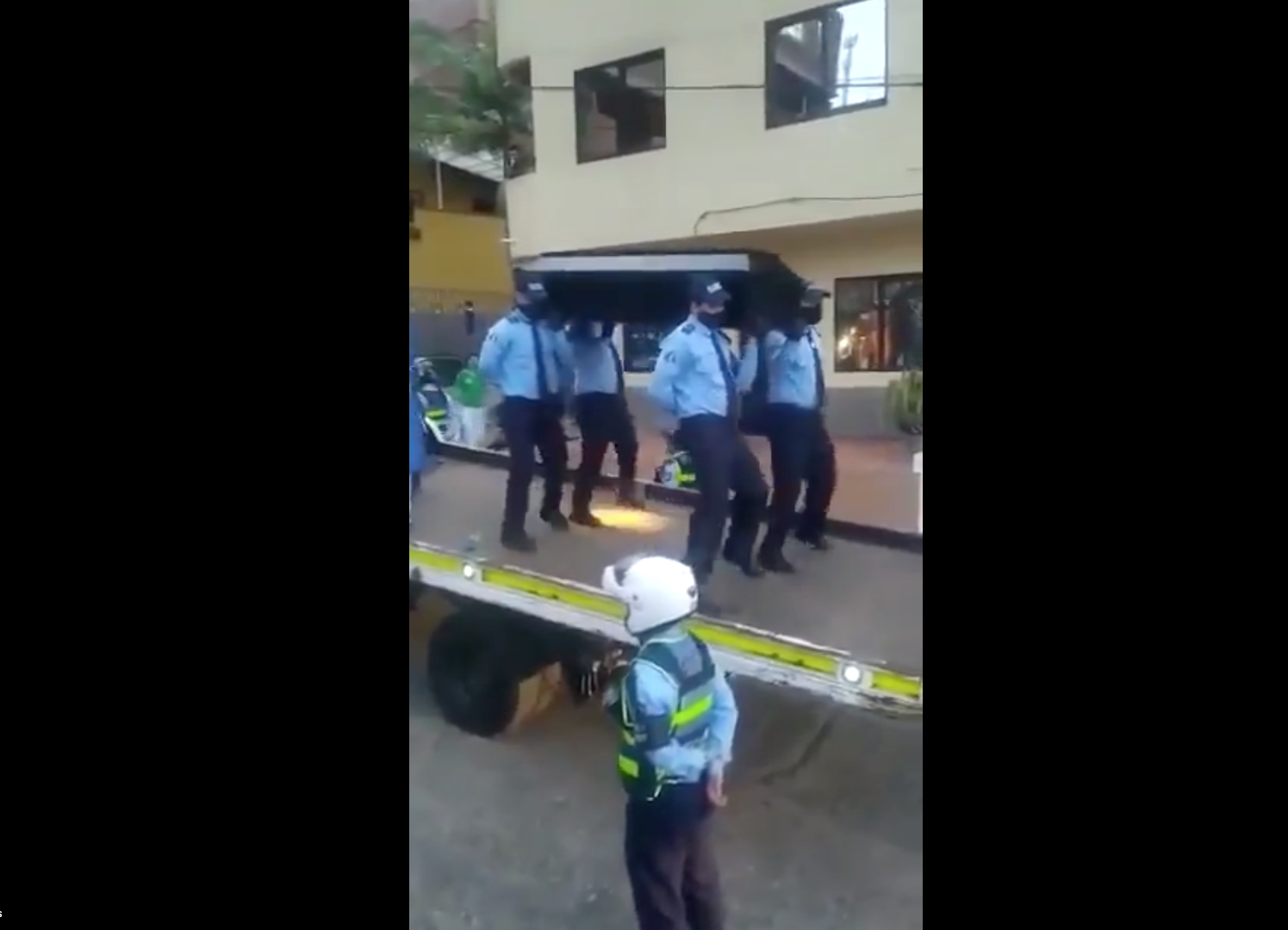 Policías bailando para concientizar a la población. Foto: Especial