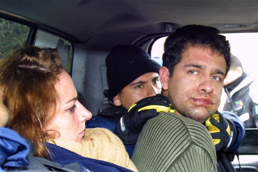 Israel Vallarta Cisneros (suéter) y Florence Cassez son custodiados por elementos de la AFI en 2005. Foto: EFE