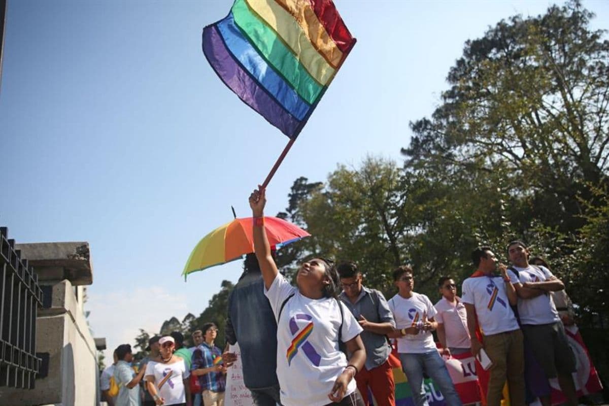 Un grupo de personas de la comunidad LGBTI de Guatemala protestan contra la homofobia en 2017. Foto: EFE