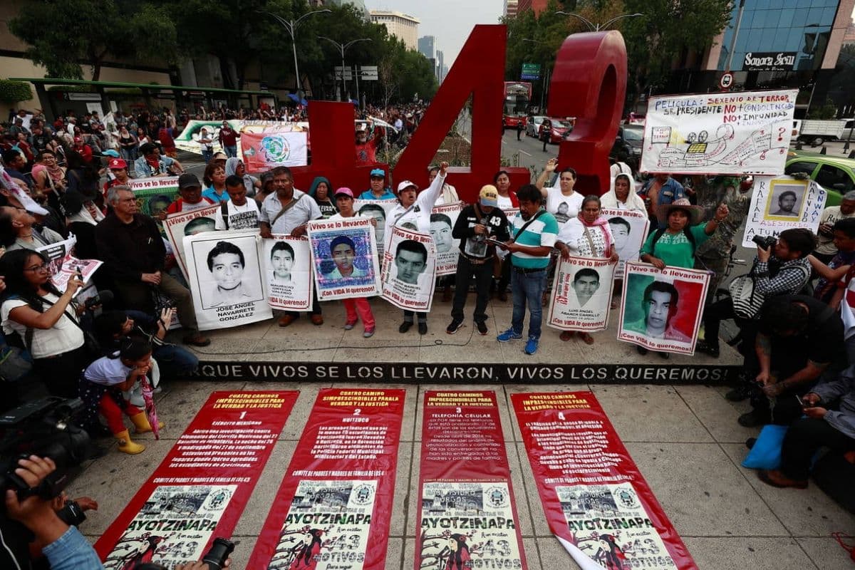 Familiares de los 43 normalistas desaparecidos de Ayotzinapa. Foto: EFE