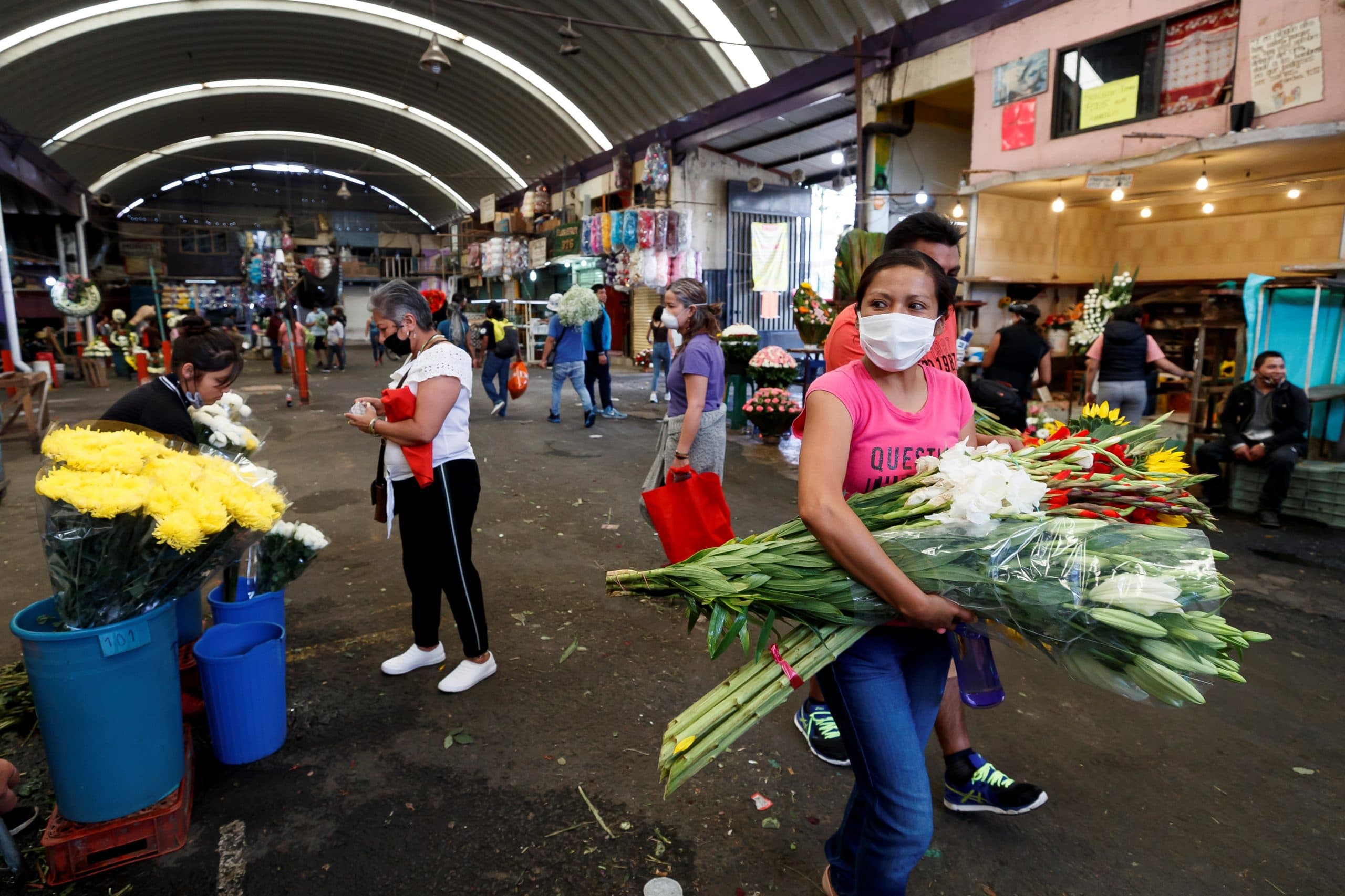 Comerciantes y compradores de flores asisten este miércoles al Mercado de Jamaica. Foto: EFE.