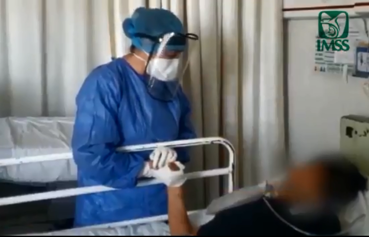 Enfermera cantando a pacientes contagiados por coronavirus. Foto: Especial