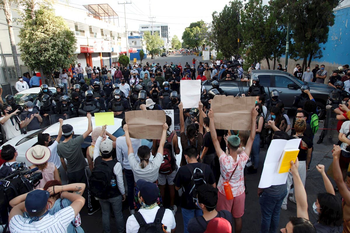 Grupo de personas protestan el viernes 5 de junio en las inmediaciones de la Fiscalía General de Jalisco. Foto: EFE.