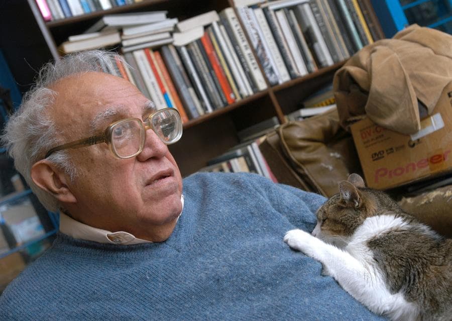 El escritor mexicano Carlos Monsiváis en su casa en la Ciudad de México. Foto: EFE.