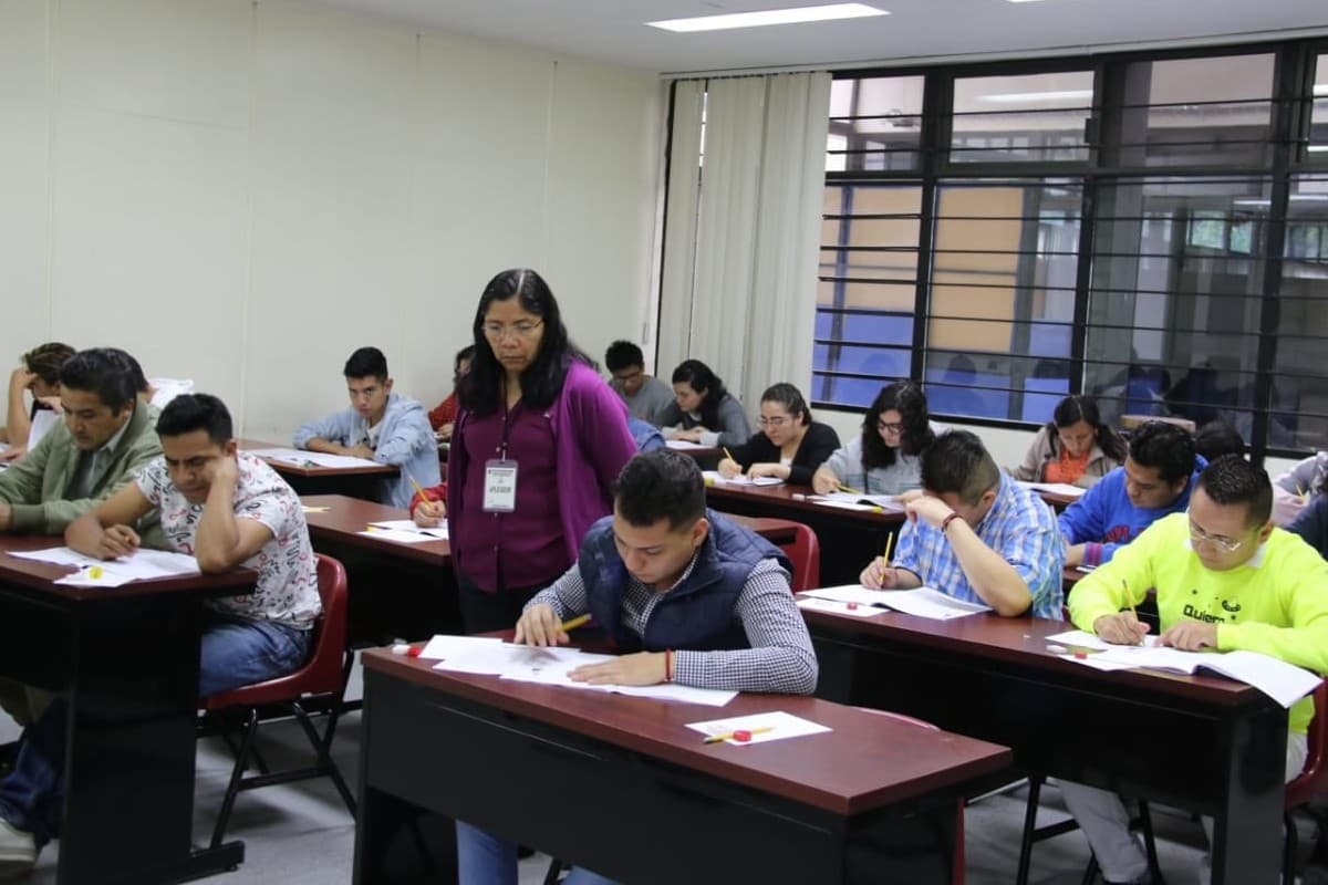 Aspirantes realizando un examen de admisión. Foto: Twitter @IPN_MX