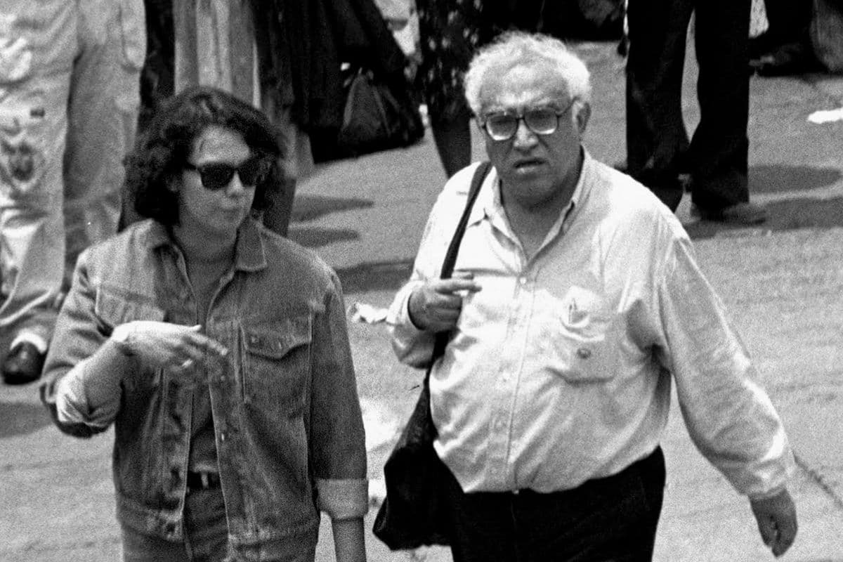 Consuelo Saizar, socióloga, y el escritor Carlos Monsivais en el Zócalo de la Ciudad de México. Foto: Carlos Cisneros.
