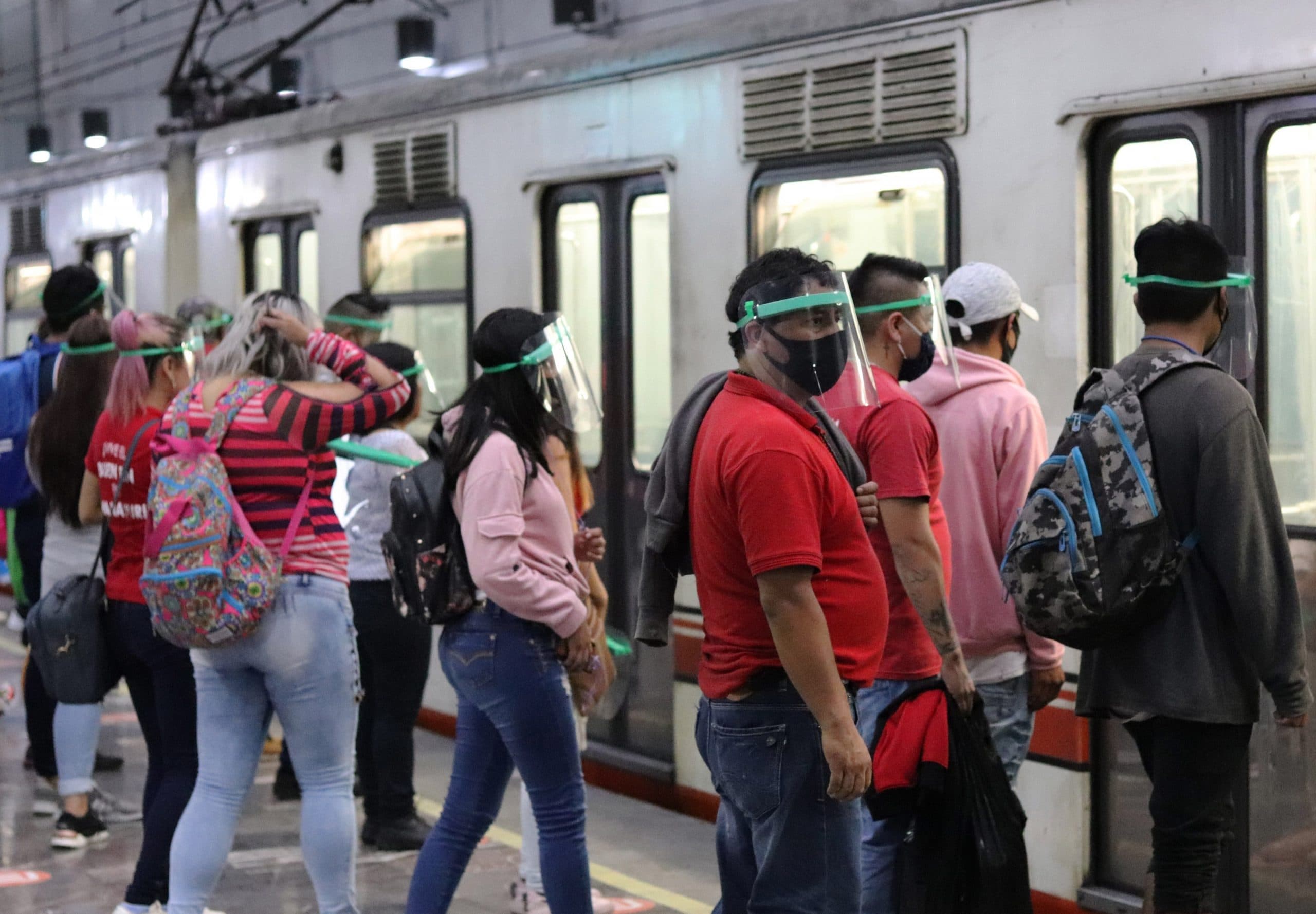 Usuarios del Metro llevan caretas para prevenir la Covid-19 en una estación de la Ciudad de México. Foto: EFE