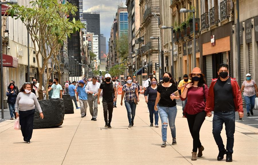 Afluencia de personas en el Centro Histórico de la Ciudad de México. Foto: EFE