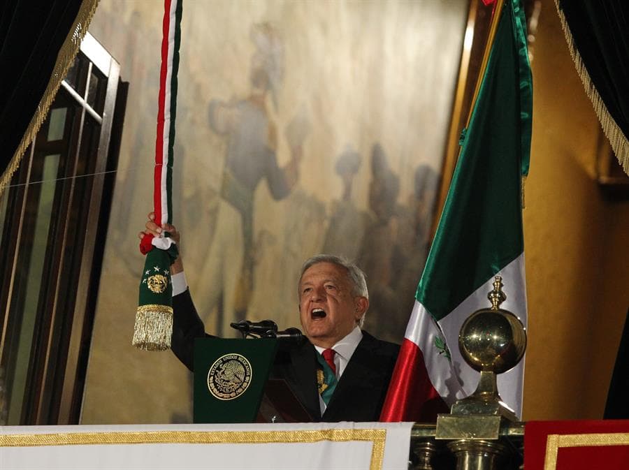 El presidente Andrés Manuel López Obrador, durante la conmemoración del aniversario número 209 de la Independencia. Foto: EFE.